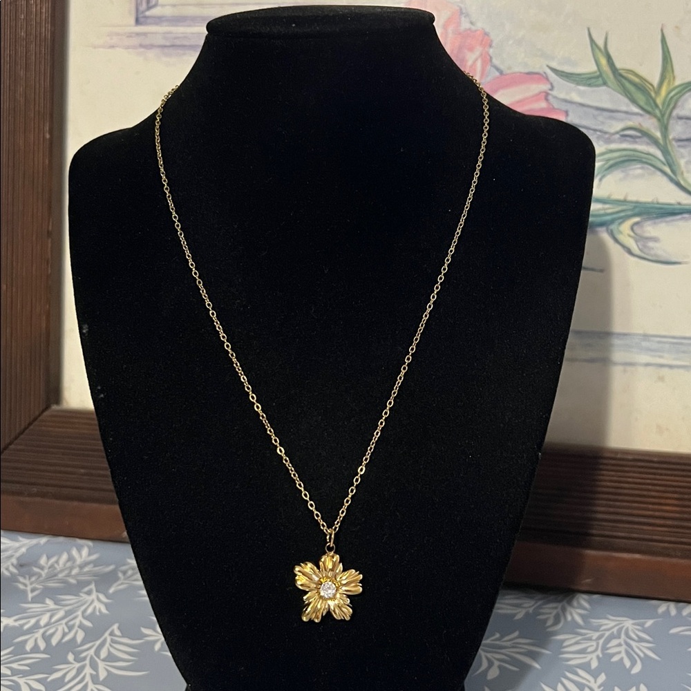 Gold plated stainless steel flower stone pendant necklace